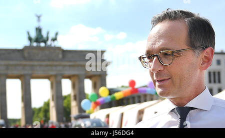 Il tedesco il Ministro della Giustizia Federale Heiko Maas arriva a un rally per la Giornata Internazionale contro l'Omofobia Transphobia e Biphobia a Berlino, Germania, 17 maggio 2017. Foto: Britta Pedersen/dpa-Zentralbild/dpa Foto Stock