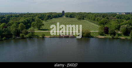 Amburgo, Germania. Il 17 maggio 2017. Sun-bagnanti utilizzare il prato di Amburgo il parco della città di Amburgo, Germania, 17 maggio 2017 (antenna shot con un drone). Il prato sarà il sito dell'Rollong Stones in concerto il 09 settembre 2017. Foto: Axel Heimken/dpa/Alamy Live News Foto Stock