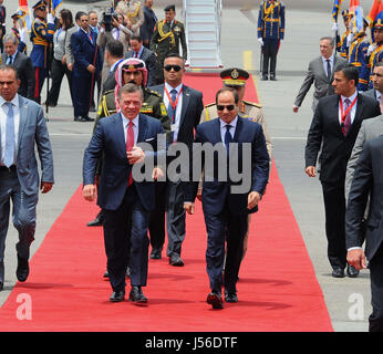 Il Cairo, Egitto. Il 17 maggio 2017. Il Presidente egiziano Abdel Fattah al-Sisi saluta il re in Giordania Abdullah II durante la cerimonia di benvenuto nella capitale egiziana Il Cairo, il 17 maggio 2017 Credito: il Presidente egiziano Ufficio APA/images/ZUMA filo/Alamy Live News Foto Stock