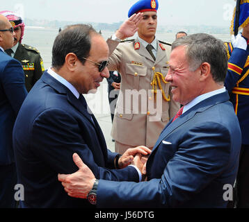 Il Cairo, Egitto. Il 17 maggio 2017. Il Presidente egiziano Abdel Fattah al-Sisi saluta il re in Giordania Abdullah II durante la cerimonia di benvenuto nella capitale egiziana Il Cairo, il 17 maggio 2017 Credito: il Presidente egiziano Ufficio APA/images/ZUMA filo/Alamy Live News Foto Stock