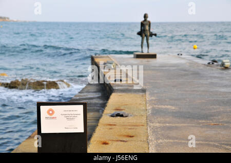 Statua di un ragazzo con un pesce sulla riva del Mare Mediterraneo da Giota Ioannidou, Paphos, Cipro Foto Stock