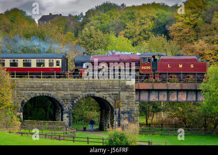 Il Leander sulla East Lancashire Railway autunno team gala. Il motore è visto passando attraverso le bave Country Park nella periferia di Bury Foto Stock