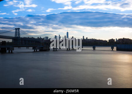 Vista di Williamsburg Bridge e abbassare NYC Foto Stock