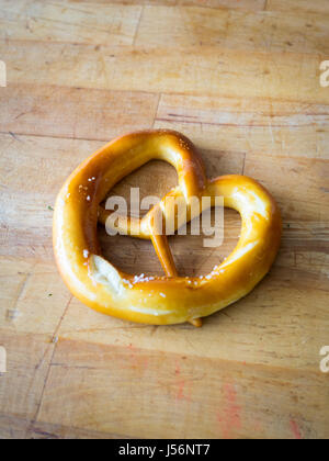 Un pretzel morbidi (burro-e-aroma salino) da Zwick il pretzel in Edmonton, Alberta, Canada. Foto Stock