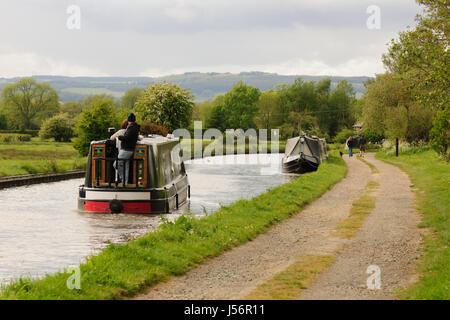 Tradizionale britannica narrowboats navigazione giù il Shropshire Union canal in Inghilterra, Regno Unito Foto Stock