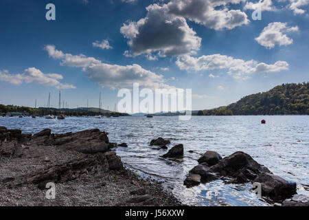 Guardando verso sud lungo il Windermere dal punto Cockshot, vicino a Bowness on Windermere, Lake District, Cumbria Foto Stock