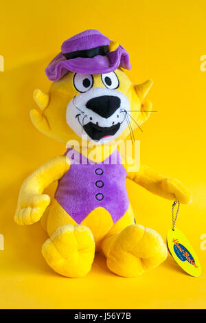 Top Cat morbido peluche - Hanna Barbera Collezione, isolato su sfondo giallo Foto Stock