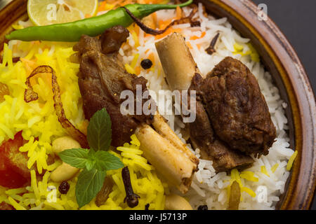 Kashmir Gosht Montone Biryani / Lamb Biryani / carni di montone Biryani servita con yogurt dip, il fuoco selettivo Foto Stock