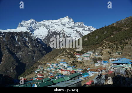 Guardando verso il basso sulla Namche Bazaar nel Solukhumbu, Nepal Foto Stock