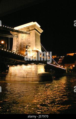 Ponte fotografia notturna illuminata Danubio Budapest Ungheria kettenbrcke flussfahrt Foto Stock