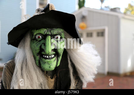 Un verde streghe maschera facciale sul display per festeggiare Halloween al di fuori di una casa in america Foto Stock