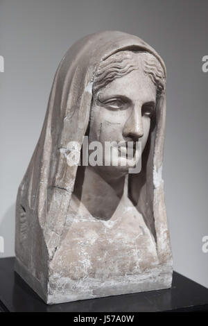 Busto in marmo di una principessa di età ellenistica. Copia romana del primo secolo d.c. dopo un originale greco trovato nel peristilio rettangolare nella Villa dei Papiri (Villa dei Papiri) di Ercolano in mostra al Museo Archeologico Nazionale di Napoli, campania, Italy. Foto Stock