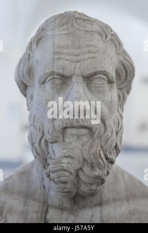 Busto in marmo del greco antico storico Erodoto (484-425 a.C.). Copia romana dal II secolo d.c. dopo un originale greco dagli inizi del IV secolo A.C. della Collezione Farnese in mostra al Museo Archeologico Nazionale di Napoli, campania, Italy. Foto Stock