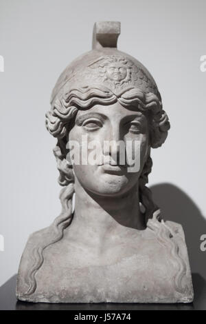 Busto in marmo di Athena. Copia romana del primo secolo d.c. dopo un originale greco trovato nel peristilio rettangolare nella Villa dei Papiri (Villa dei Papiri) di Ercolano in mostra al Museo Archeologico Nazionale di Napoli, campania, Italy. Foto Stock