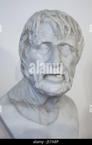 Busto in marmo del cosiddetto Pseudo-Seneca. Copia romana del primo secolo d.c. dopo un originale greco a partire dalla fine del II secolo A.C. della Collezione Farnese in mostra al Museo Archeologico Nazionale di Napoli, campania, Italy. Il busto è stato sperato di essere un ritratto di Roman stoico filosofo Seneca il giovane, finché il inscritto ritratto romano è stato identificato, ora generalmente identificato come un fantasioso ritratto di o Hesiod o Aristophanes. Foto Stock