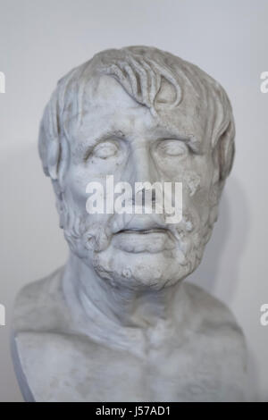 Busto in marmo del cosiddetto Pseudo-Seneca. Copia romana del primo secolo d.c. dopo un originale greco a partire dalla fine del II secolo A.C. della Collezione Farnese in mostra al Museo Archeologico Nazionale di Napoli, campania, Italy. Il busto è stato sperato di essere un ritratto di Roman stoico filosofo Seneca il giovane, finché il inscritto ritratto romano è stato identificato, ora generalmente identificato come un fantasioso ritratto di o Hesiod o Aristophanes. Foto Stock