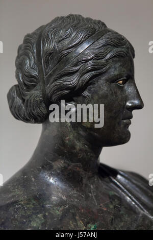 Busto in bronzo di greca Saffo. Copia romana del primo secolo d.c. dopo un originale greco trovato nel peristilio rettangolare nella Villa dei Papiri (Villa dei Papiri) di Ercolano in mostra al Museo Archeologico Nazionale di Napoli, campania, Italy. Foto Stock