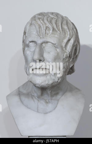 Busto in marmo del cosiddetto Pseudo-Seneca. Copia romana del primo secolo d.c. dopo un originale greco a partire dalla fine del II secolo A.C. della Collezione Farnese in mostra al Museo Archeologico Nazionale di Napoli, campania, Italy. Il busto è stato sperato di essere un ritratto di Roman stoico filosofo Seneca il giovane, finché il inscritto ritratto romano è stato identificato, ora generalmente identificato come un fantasioso ritratto di o Hesiod o Aristophanes. Foto Stock