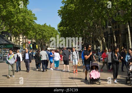 I turisti a piedi sulla Rambla di Barcellona Spagna ES UE Foto Stock