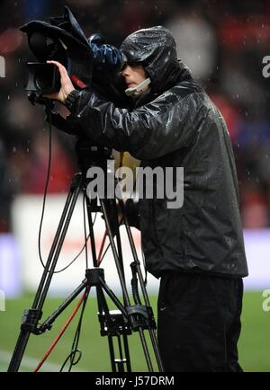 Telecamera UOMO IN CASO DI PIOGGIA IL MANCHESTER UNITED FC MANCHESTER UTD FC V SPURS OLD TRAFFORD Manchester Inghilterra 01 Gennaio 2014 Foto Stock