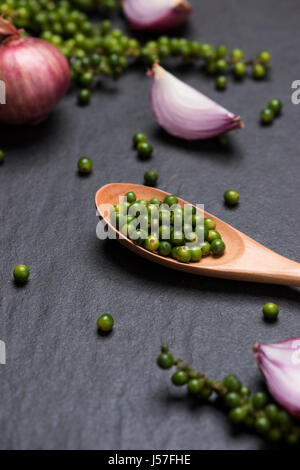 Ortaggi freschi sulla tavola nera. Anelli di cipolle e pepe verde. Vista dall'alto. Foto Stock