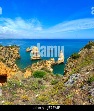 Ponta da Piedade (gruppo di formazioni rocciose lungo la costa della città di Lagos, Algarve, Portogallo). Due colpi stitch immagine. Foto Stock