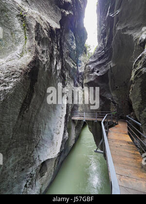 In Svizzera la Aareschlucht o Aare River Gorge attrazione turistica a cui si accede per mezzo di passerelle e tunnel situato tra Meiringen e Innertkirchen Foto Stock