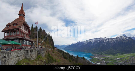 La Svizzera Interlaken da Harder Kulm a 1322m con il fiume Aare tra i due laghi di Brienz e di Thun ireached da una funicolare Foto Stock