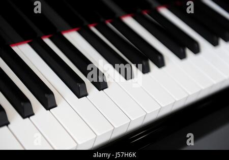 I tasti di un pianoforte in Oldenburg (Germania), 21 aprile 2012. | Utilizzo di tutto il mondo Foto Stock