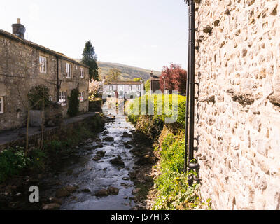 Vista lungo fiume Wharfe Kettlewell villaggio Wharfedale superiore Yorkshire Dales National Park North Yorkshire Gran Bretagna GB UK Foto Stock