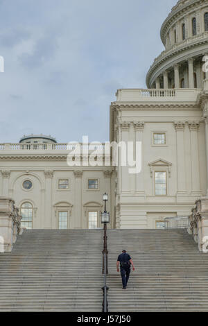 Capitol polizia a piedi fino alla fasi di Stati Uniti Capitol, Washington DC Foto Stock