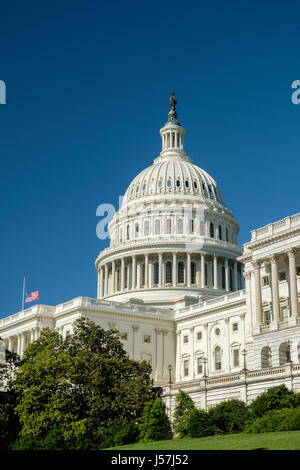 Profilo di U.S. Capitol con bandiera, Washington DC Foto Stock