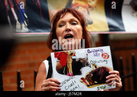 Donna che protestavano contro la corrida durante una dimostrazione di marzo che termina al di fuori dell'ambasciata spagnola a Londra. Foto Stock