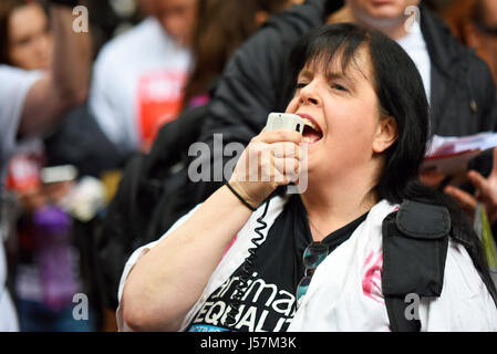 Donna che protestavano contro la corrida durante una dimostrazione di marzo che termina al di fuori dell'ambasciata spagnola a Londra. Foto Stock