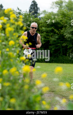 Uomo in esecuzione in Stratford Triathlon, Stratford-upon-Avon, Regno Unito Foto Stock