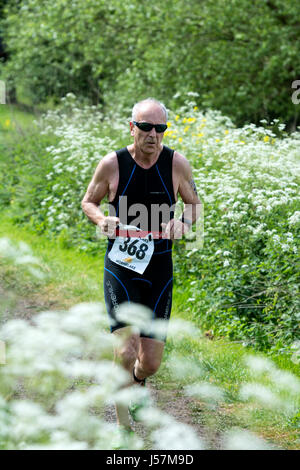 Uomo in esecuzione in Stratford Triathlon, Stratford-upon-Avon, Regno Unito Foto Stock