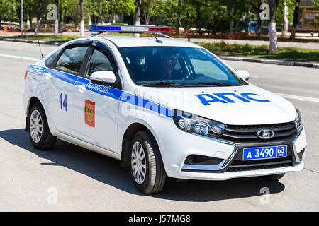 Samara, Russia - 13 Maggio 2017: Russo pattuglia di polizia dello Stato Ispettorato automobile parcheggiata sulla strada di città nel giorno di estate Foto Stock