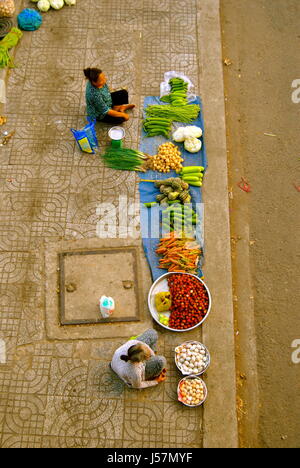 Onorevoli colleghe per la vendita di frutta e verdura sulla strada, Can Tho, Vietnam Foto Stock