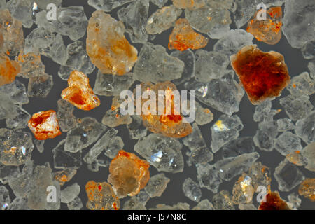 Vista al microscopio di un rosa himalayana di sale (cloruro di sodio cristalli con additivi). Luce polarizzata, parzialmente polarizzatori incrociati. Foto Stock