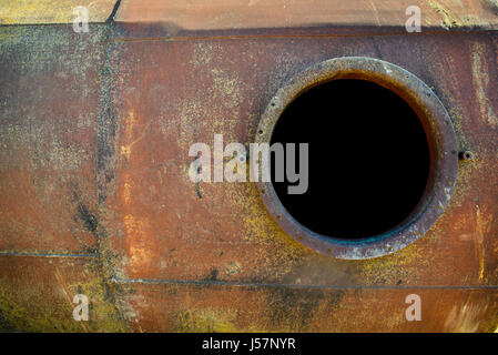 Aperto rusty tombino arancione sul serbatoio del carburante, sfondo Foto Stock