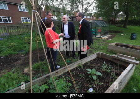 Leader laburista Jeremy Corbyn opinioni un riparto durante una campagna elettorale visita alla comunità Swinnow Centro in Pudsey, West Yorkshire. Foto Stock