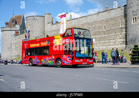 Un hop-on hop-off tour guidato busin winsor, UK. Foto Stock