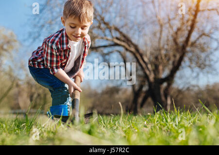 Industriosa bambino giardinaggio in primavera Foto Stock