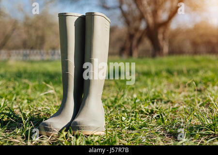 Close up di stivali da pioggia in spring house garden Foto Stock