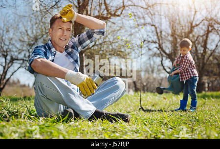 Padre e figlio che lavorano in cantiere insieme Foto Stock