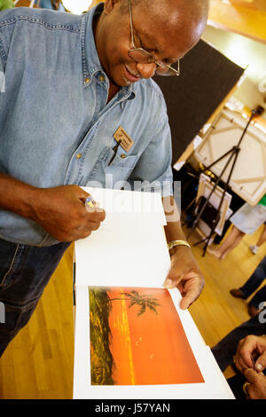 Florida, Mt. Mount Dora, Donnelly Park, Florida Highwaymen Art Show, artista, cavaliere Isaac, neri africani minoranza etnica, adulti adulti uomo me Foto Stock