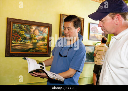 Florida, Mt. Mount Dora,Donnelly Park,Florida Highwaymen Art Show,artista,Alfred Hair,adulti uomo uomo uomo maschio,paesaggio pittura,galleria gallerie,gal Foto Stock