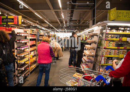 La gente lo shopping nella Food Hall di Marks & Spencer store, Aberystwyth Wales UK Foto Stock