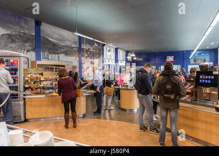 Il personale e gli studenti di mangiare il pranzo al cafè TaMedDa refettorio ristorante sul campus della Università di Aberystwyth, Wales UK Foto Stock