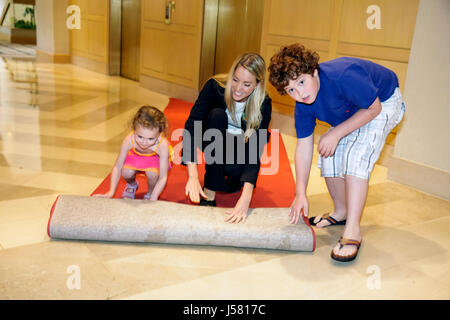 Orlando Florida,International Drive,The Peabody Orlando,hotel,hall,Duck March,donna femminile,ragazza ragazze,giovane,bambini ragazzo,ragazzi,bambini Foto Stock